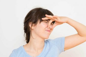 Vùng kín có mùi hôi bất thường: Nguyên nhân và cách điều trị